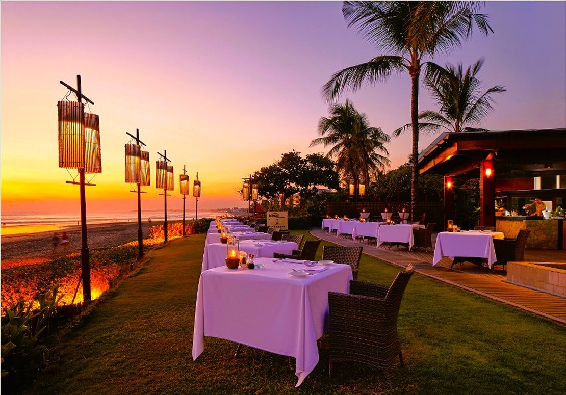 ライトアップされたブリーズ・レストラン