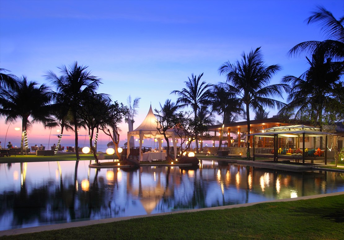 プール越しに幻想的な景観が広がる