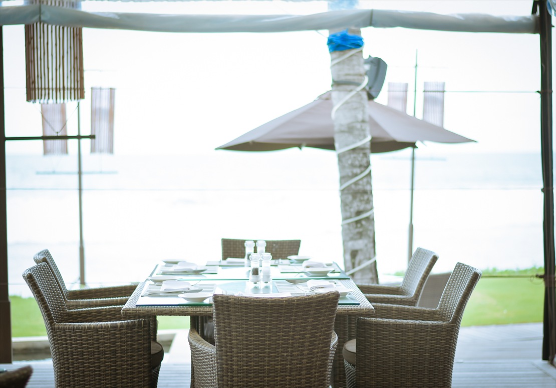 スミニャックビーチを目の前に望む屋外席