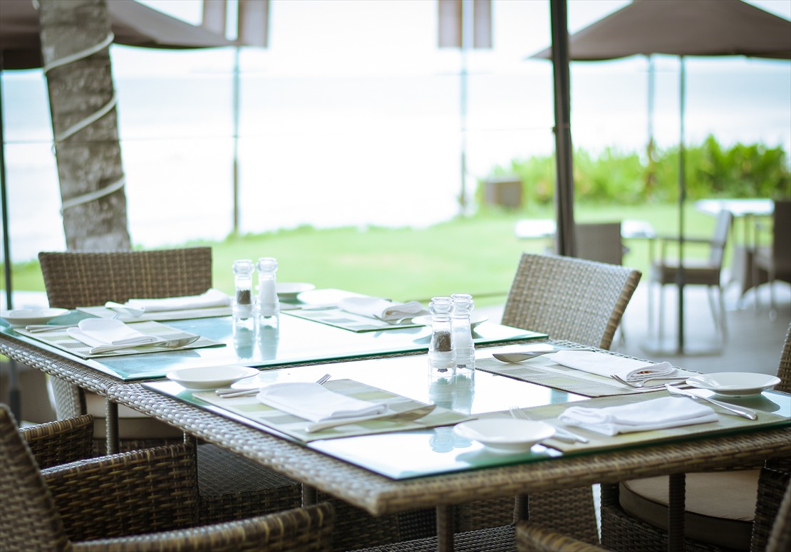 ガーデン越しにスミニャックビーチが広がる