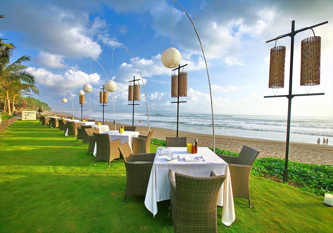 ガーデン上の屋外テーブル