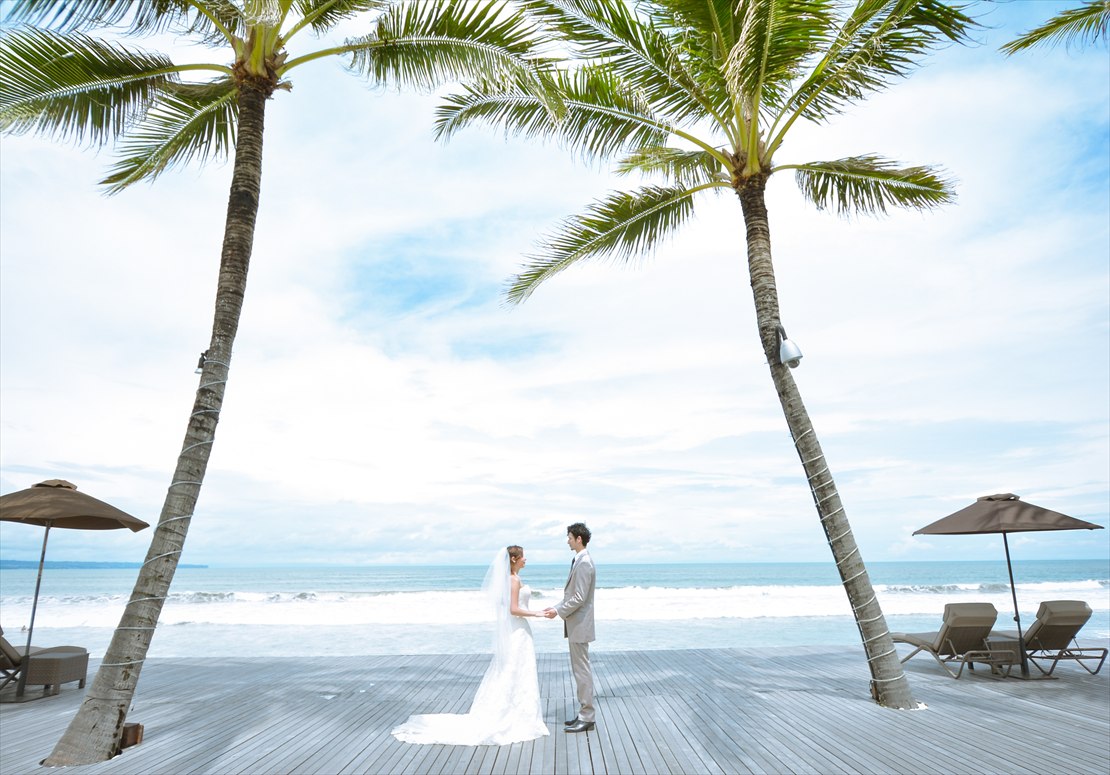 椰子の木が生い茂るビーチフロント・デッキ