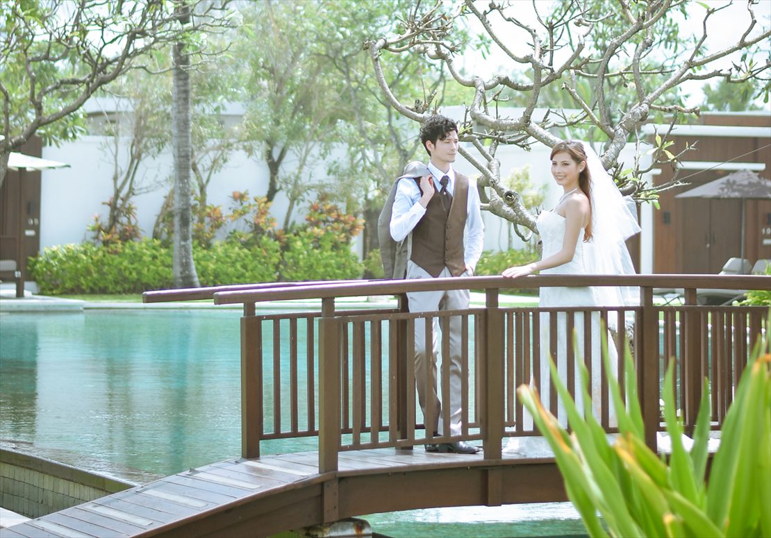 緑豊かなガーデンに囲まれたプール・ブリッジ