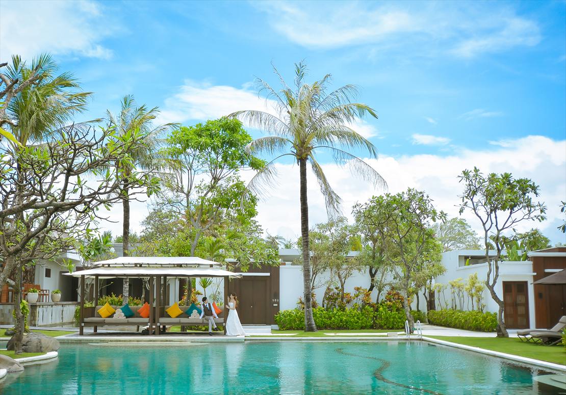 熱帯雨林が生い茂る広大なプール