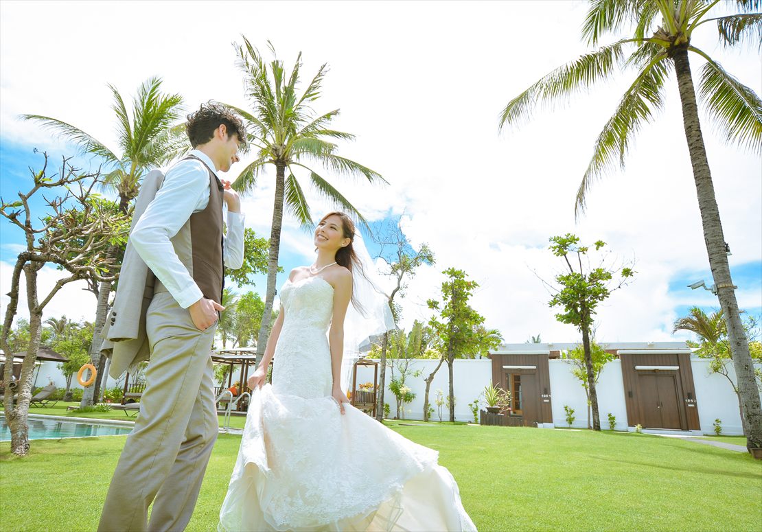 椰子の木が立ち並ぶ緑美しいガーデン