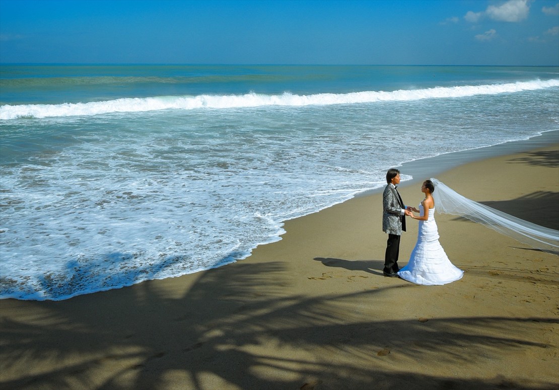 椰子の木が影を落とすスミニャック・ビーチ