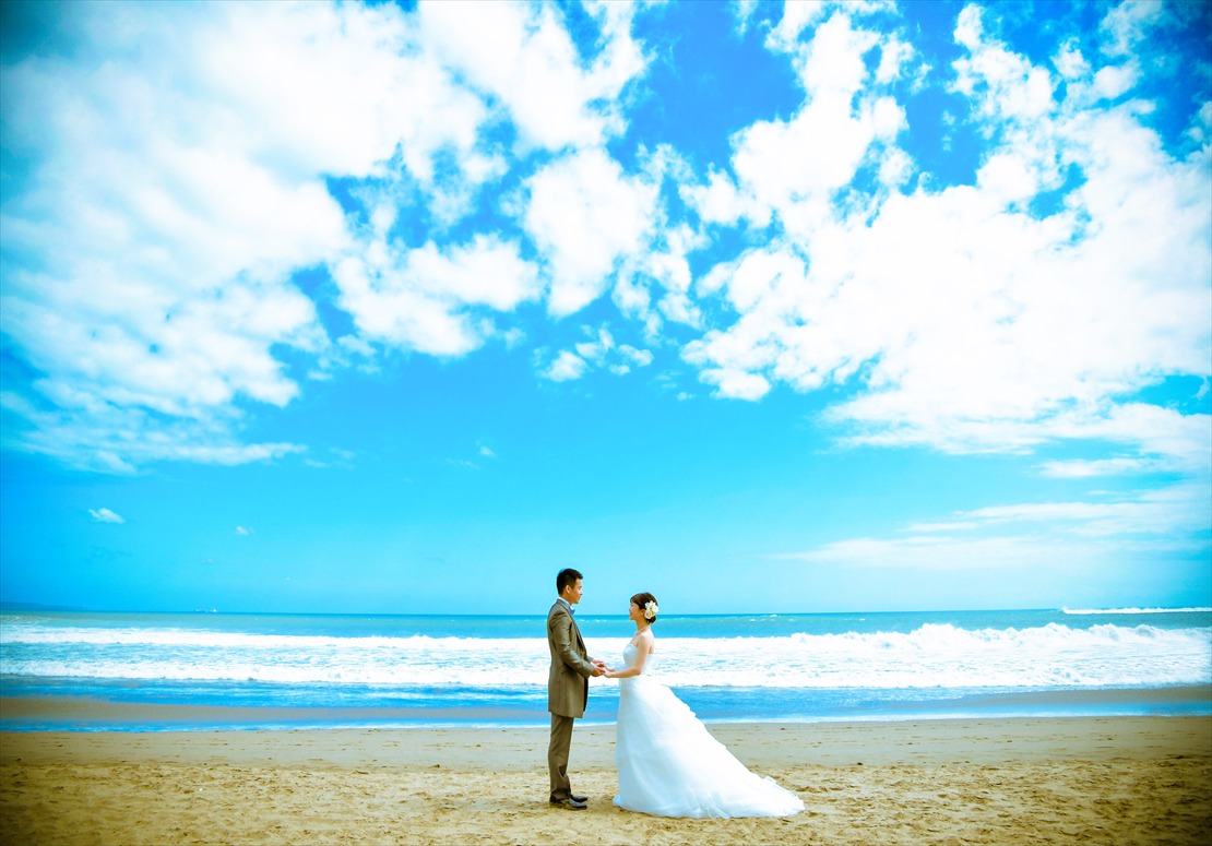 空と海を水平線まで望むスミニャック・ビーチ