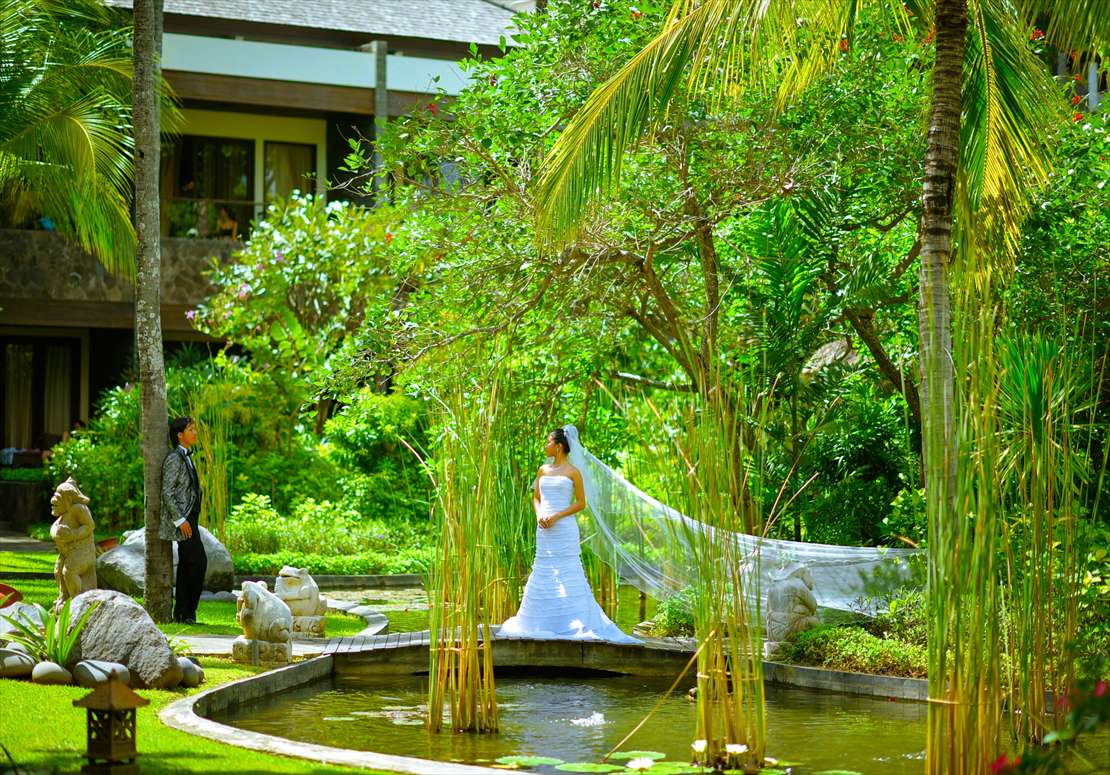 バリらしいガーデン・ウェディング・フォト
