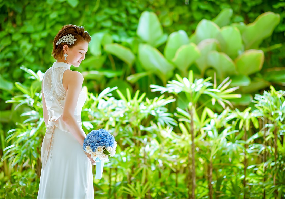 陽光降り注ぐ緑豊かなガーデン