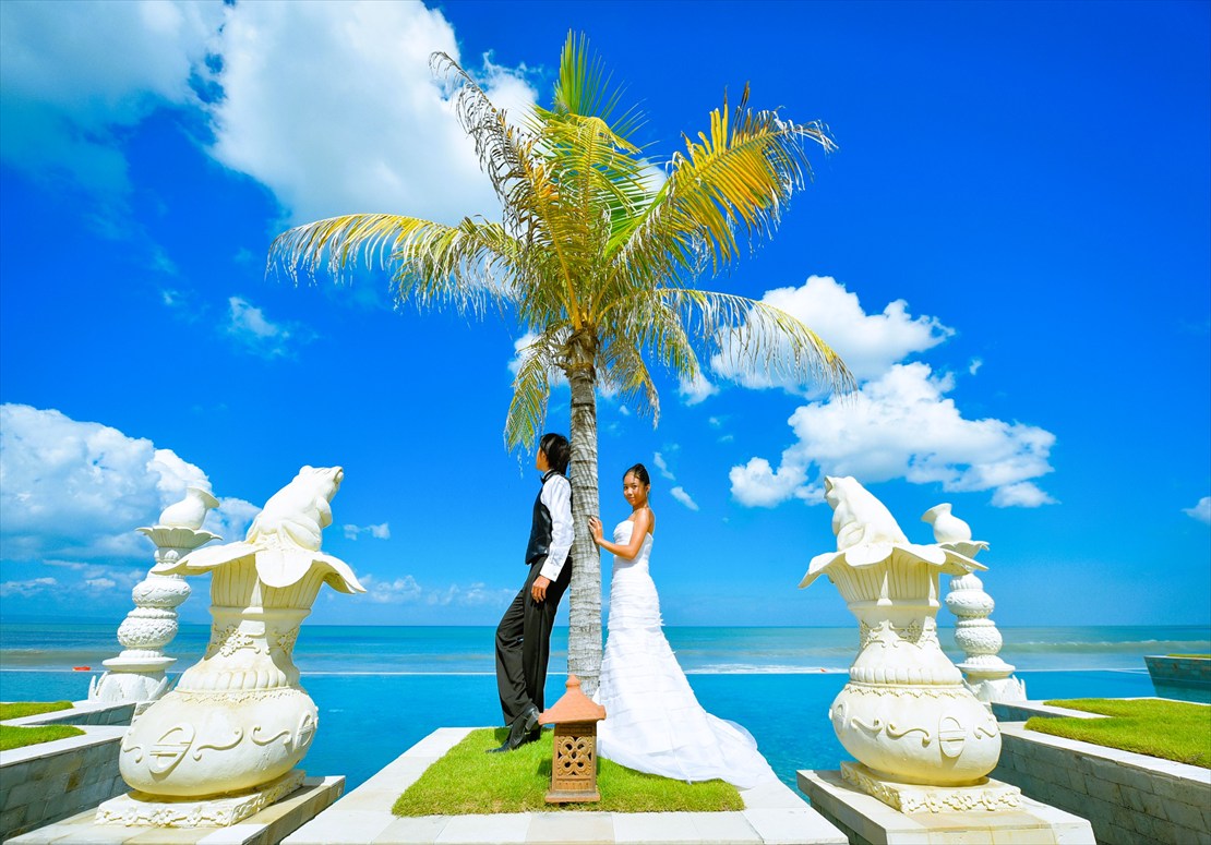 プール・サイド　石像＆椰子の木