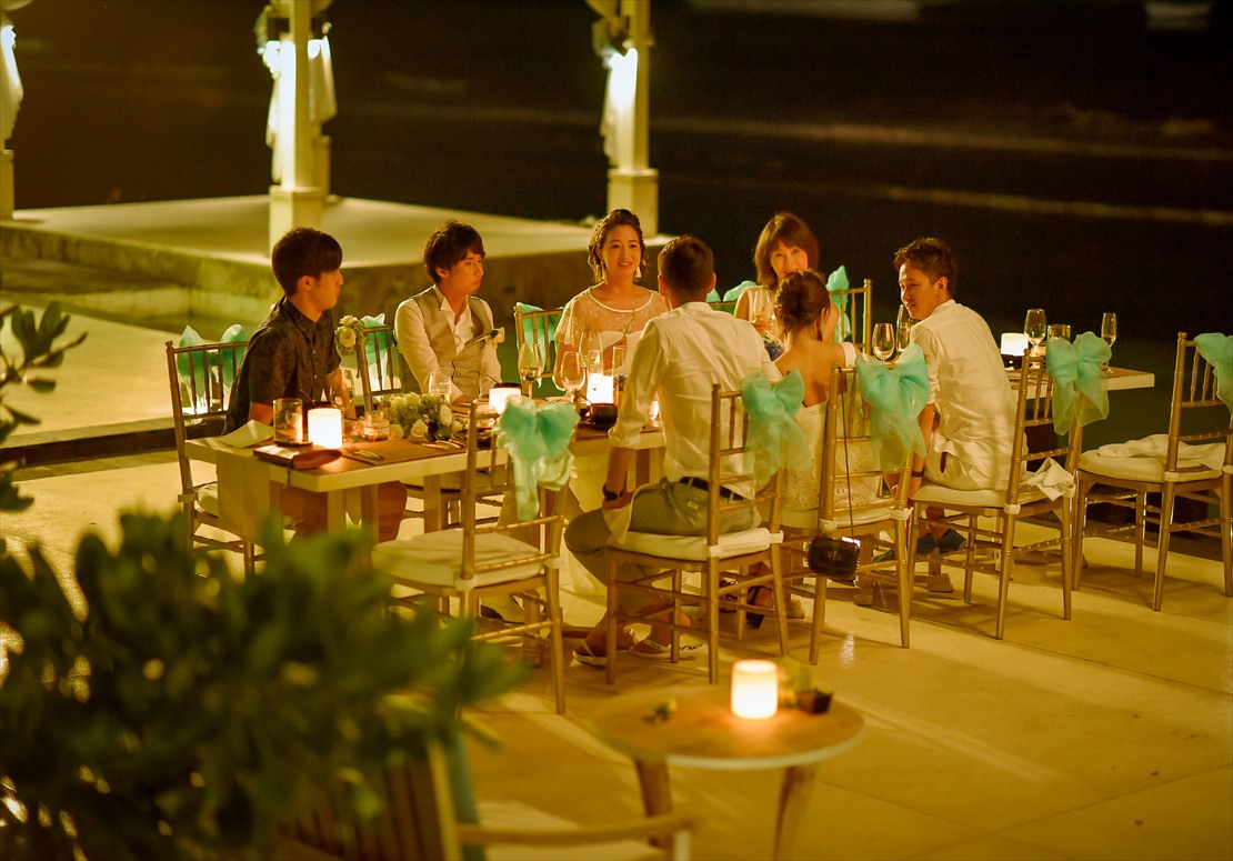 ライトアップされたパーティー会場