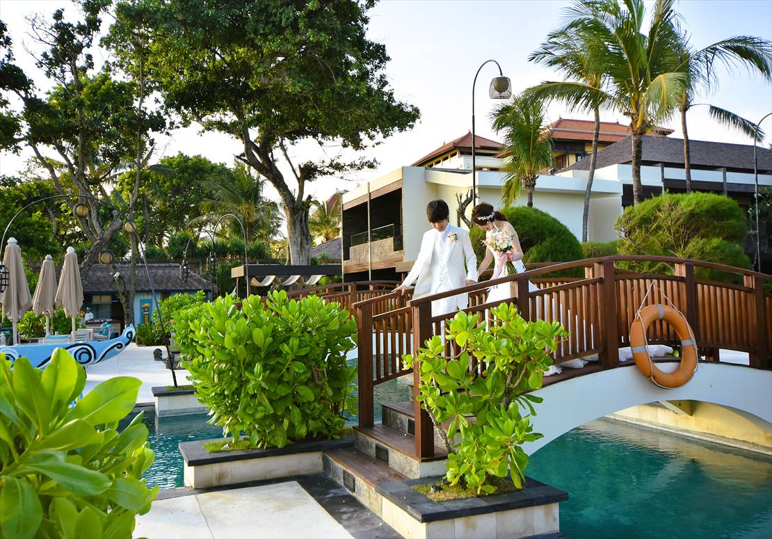 プール・ブリッジよりパーティー会場へ入場