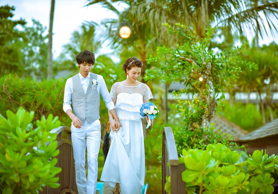 熱帯雨林が生い茂る緑豊かなガーデンより入場