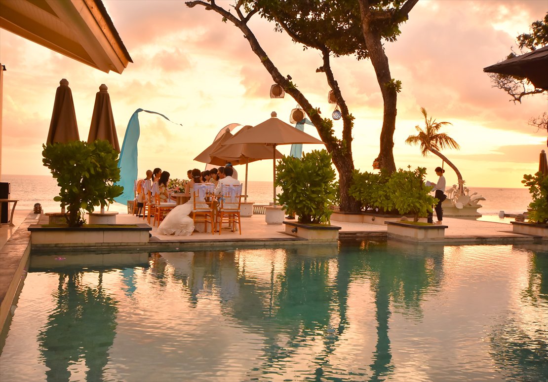 背後にプールを望むパーティー・シーン