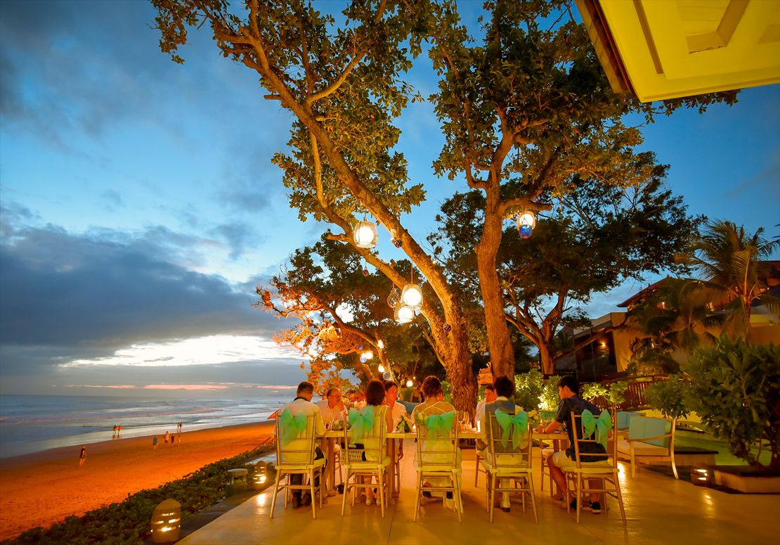 マジックアワーに染まるパーティー会場