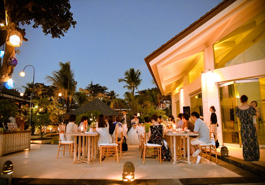 ライトアップされたプルナマ・チャペルを望む