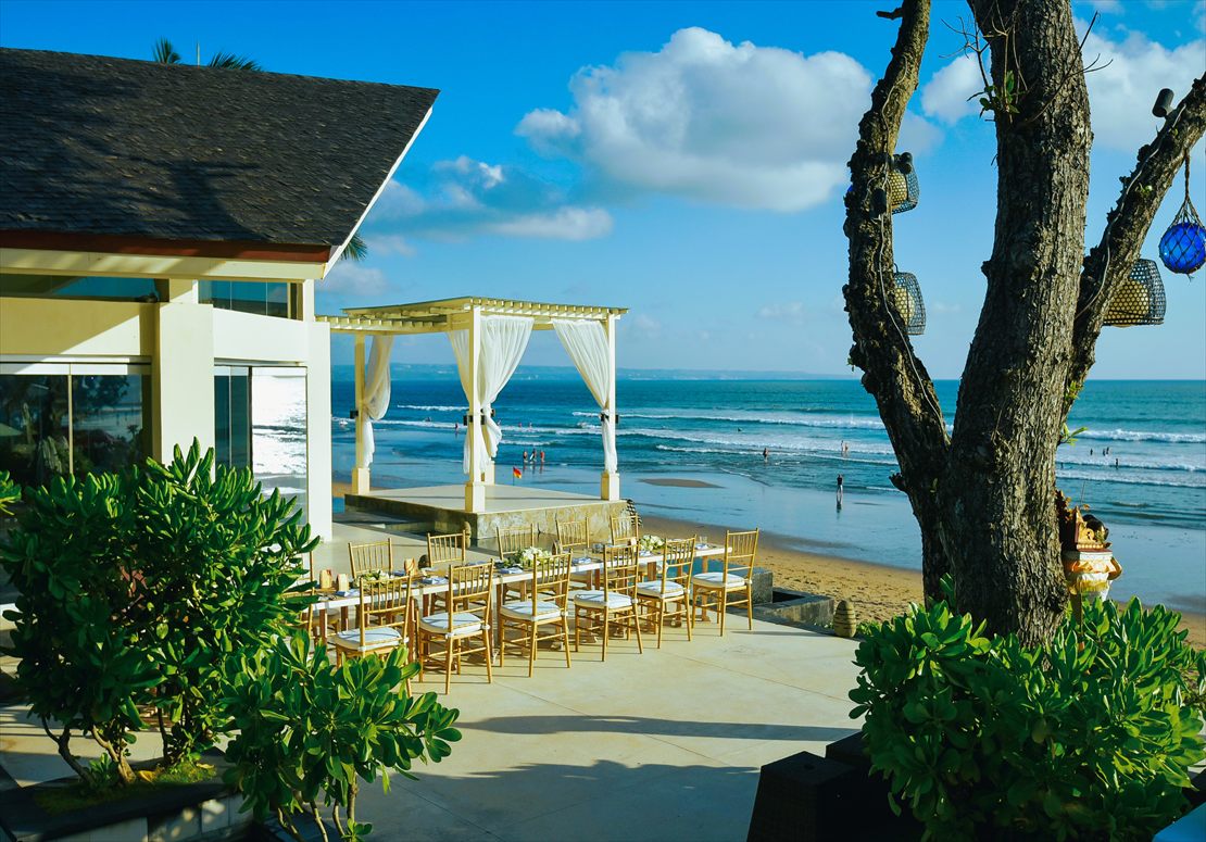 ビーチとウェディング・ガゼボを望む