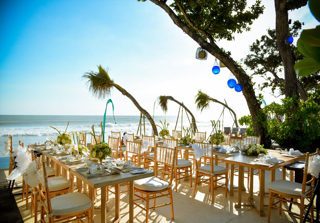 パーティー会場のエッジにビーチが広がる