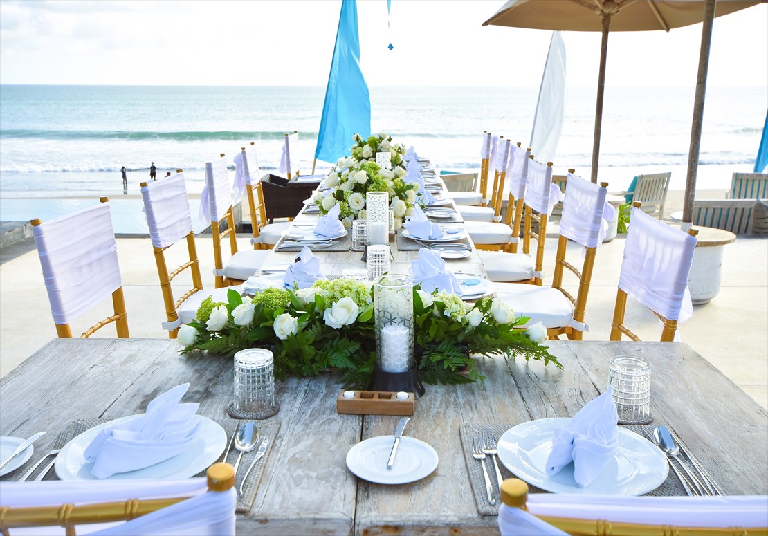 ウェディングパーティー テーブル生花装飾一例