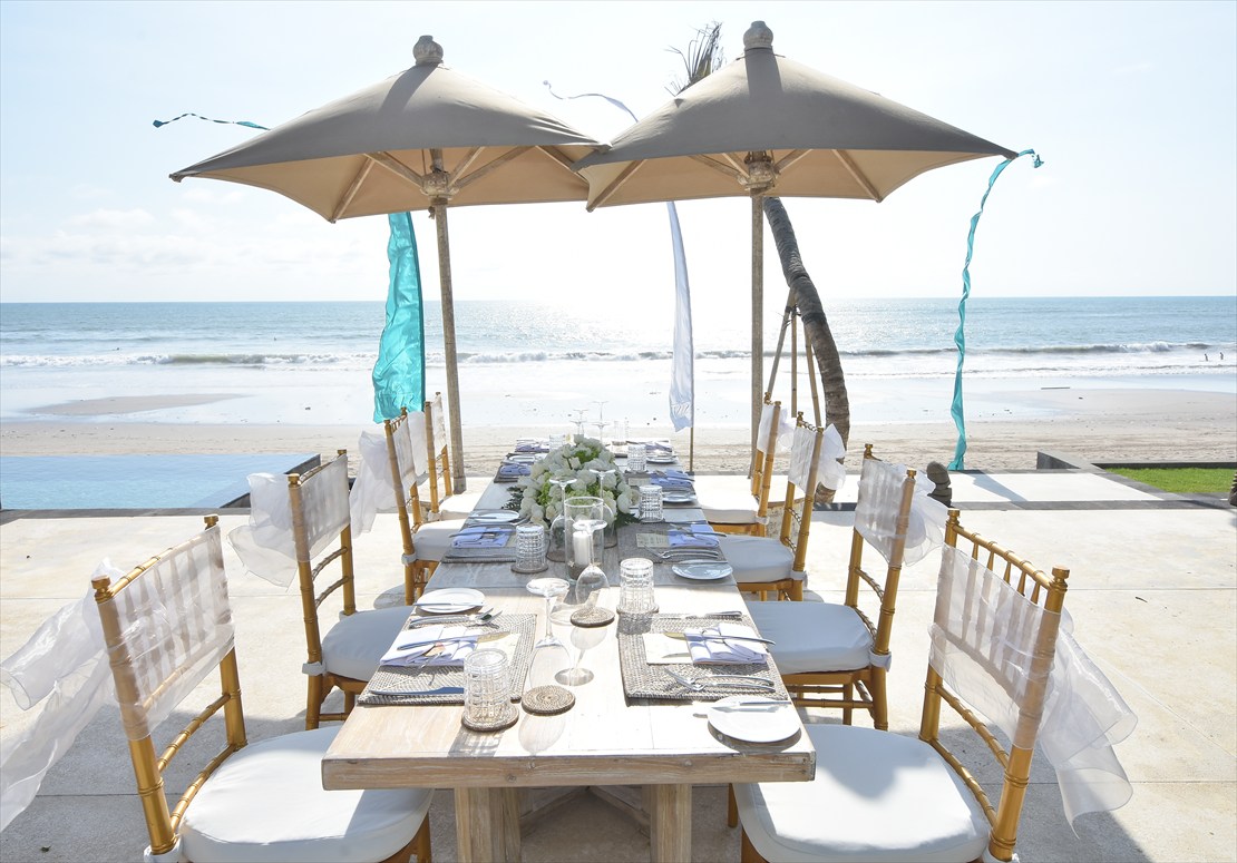 ウェディングパーティー テーブル生花装飾一例