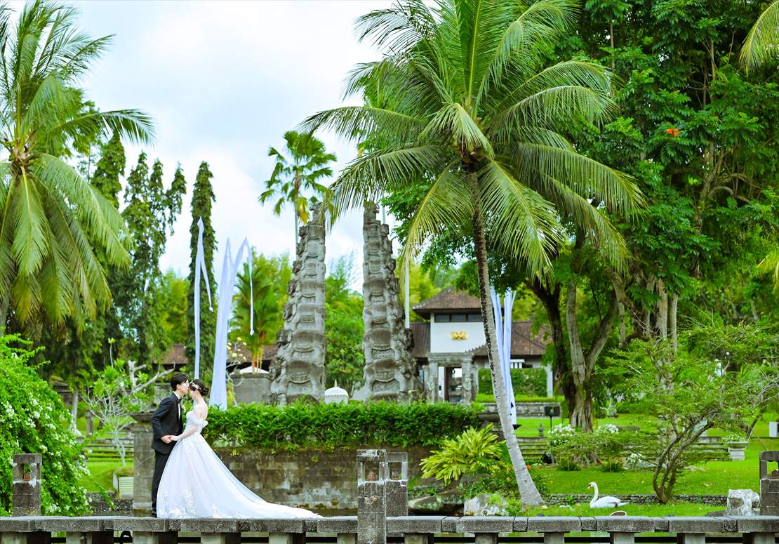 ポンド上のブリッジよりバリ伝統割れ門を望む