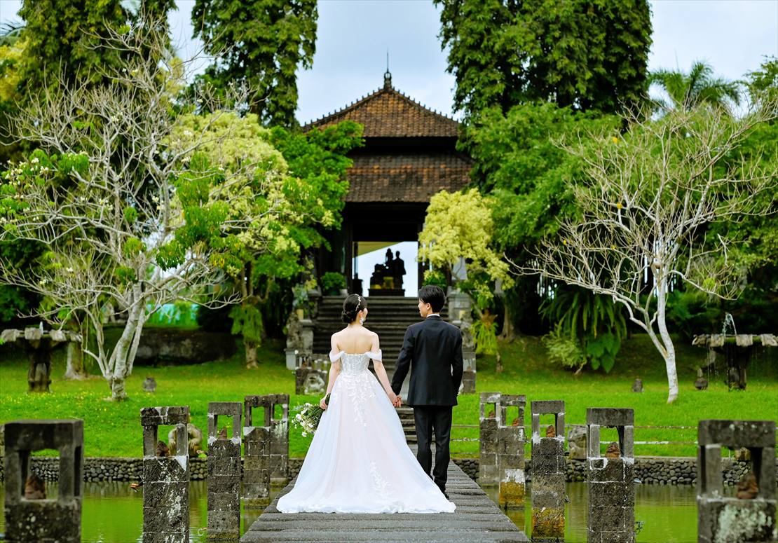 至る所にバリ島らしい石像が立ち並ぶ