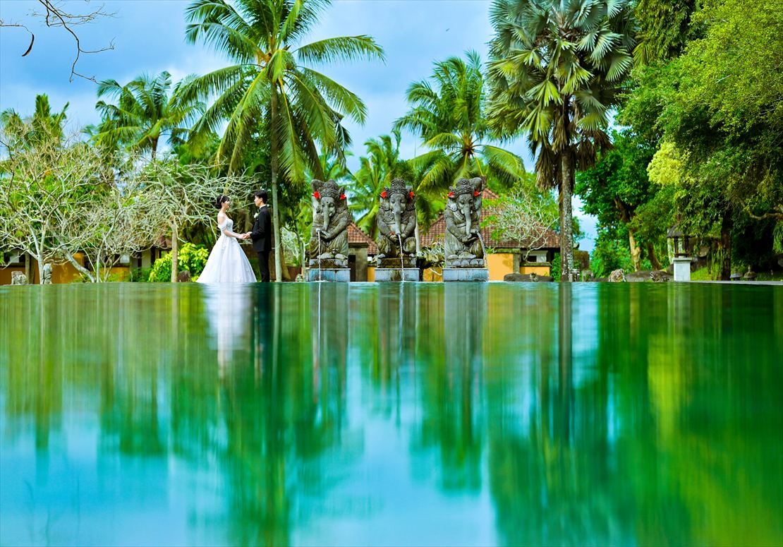 ガネーシャ石像が誘う鏡面反射するプール