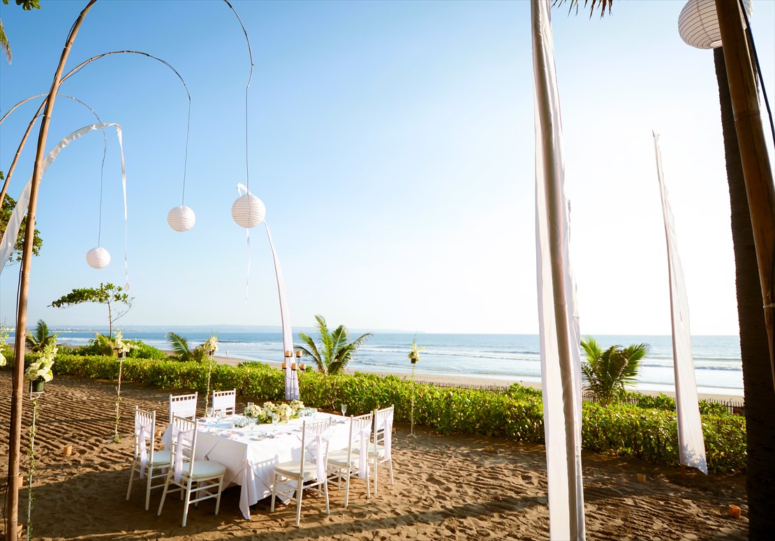 目の前にスミニャックビーチが広がる