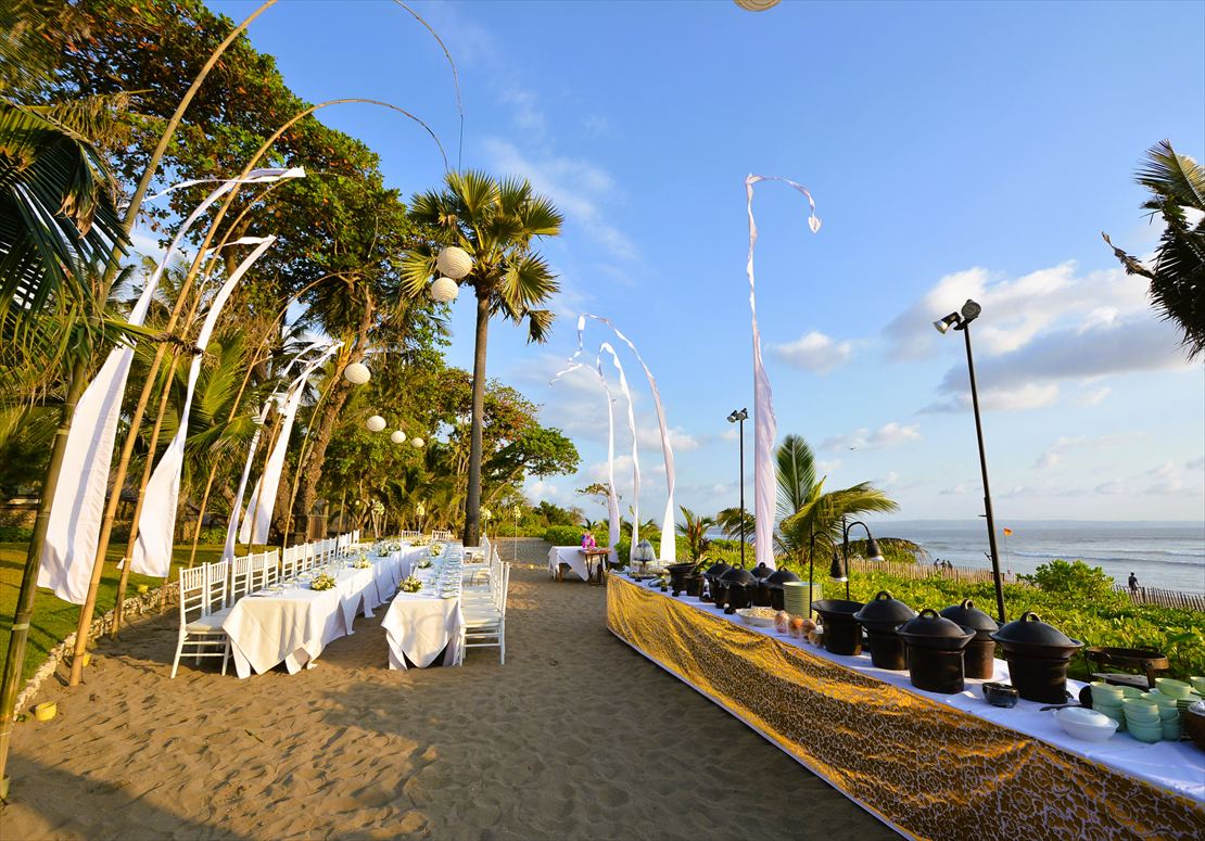 スクエア・テーブルのビュッフェ・パーティー