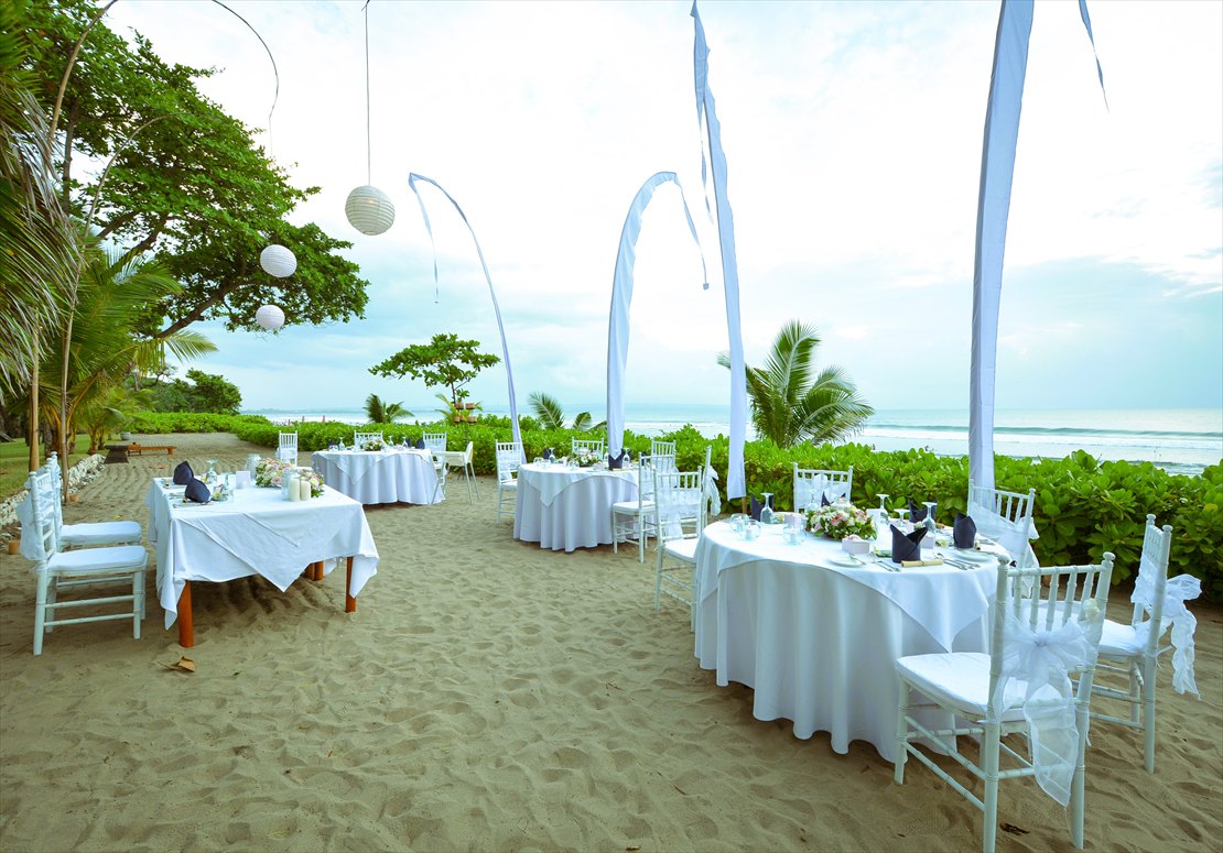 ラウンド・テーブルと高砂の配置