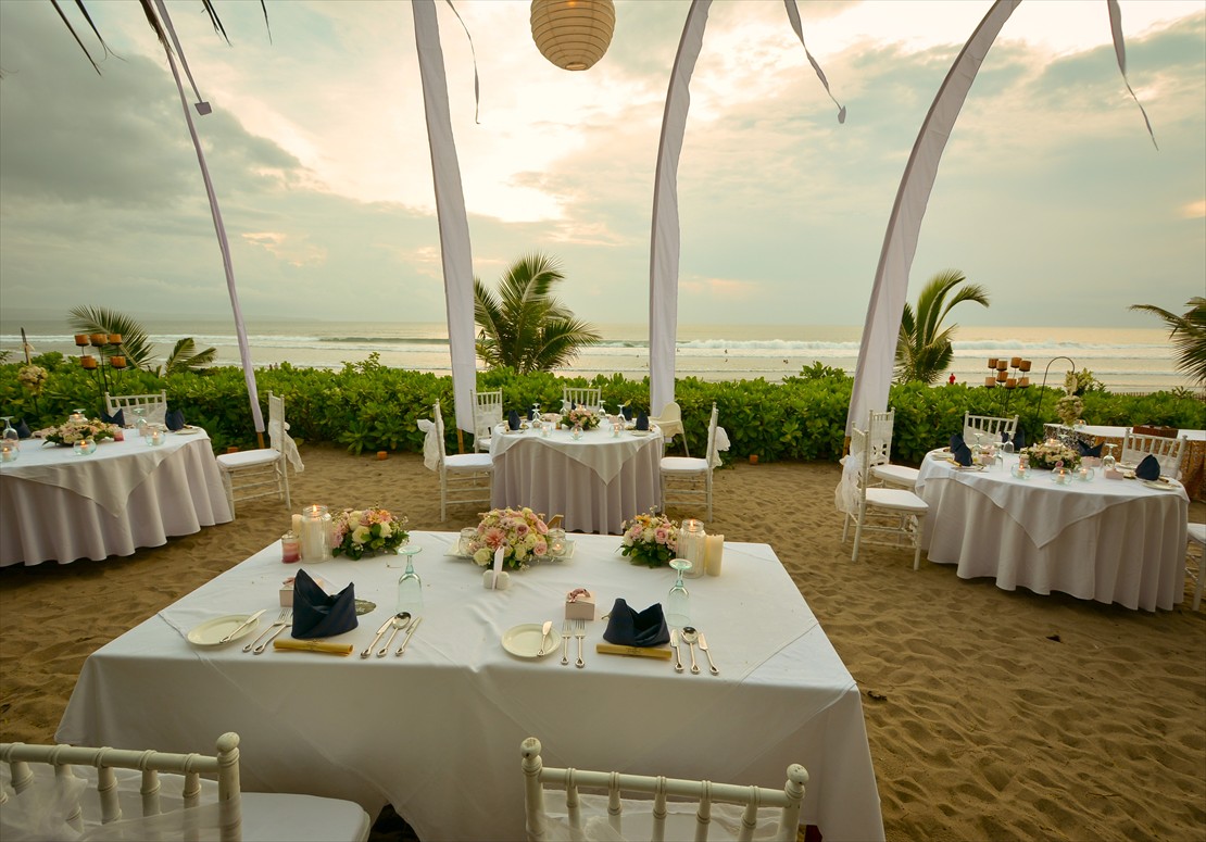 高砂より幻想的な夕暮れのビーチを望む