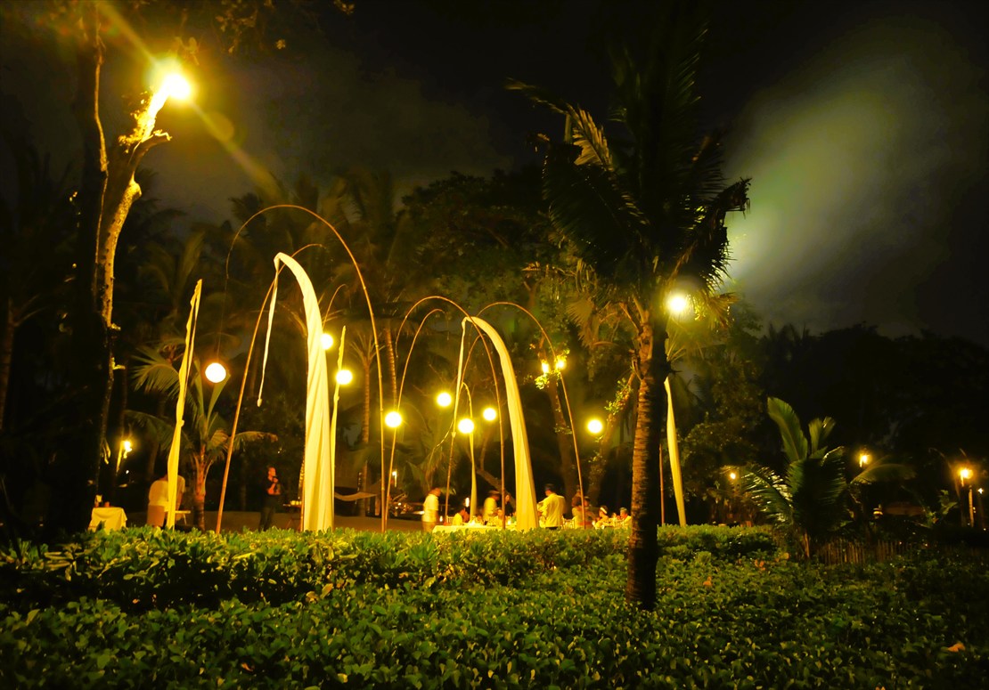 ライトアップされたパーティーシーン