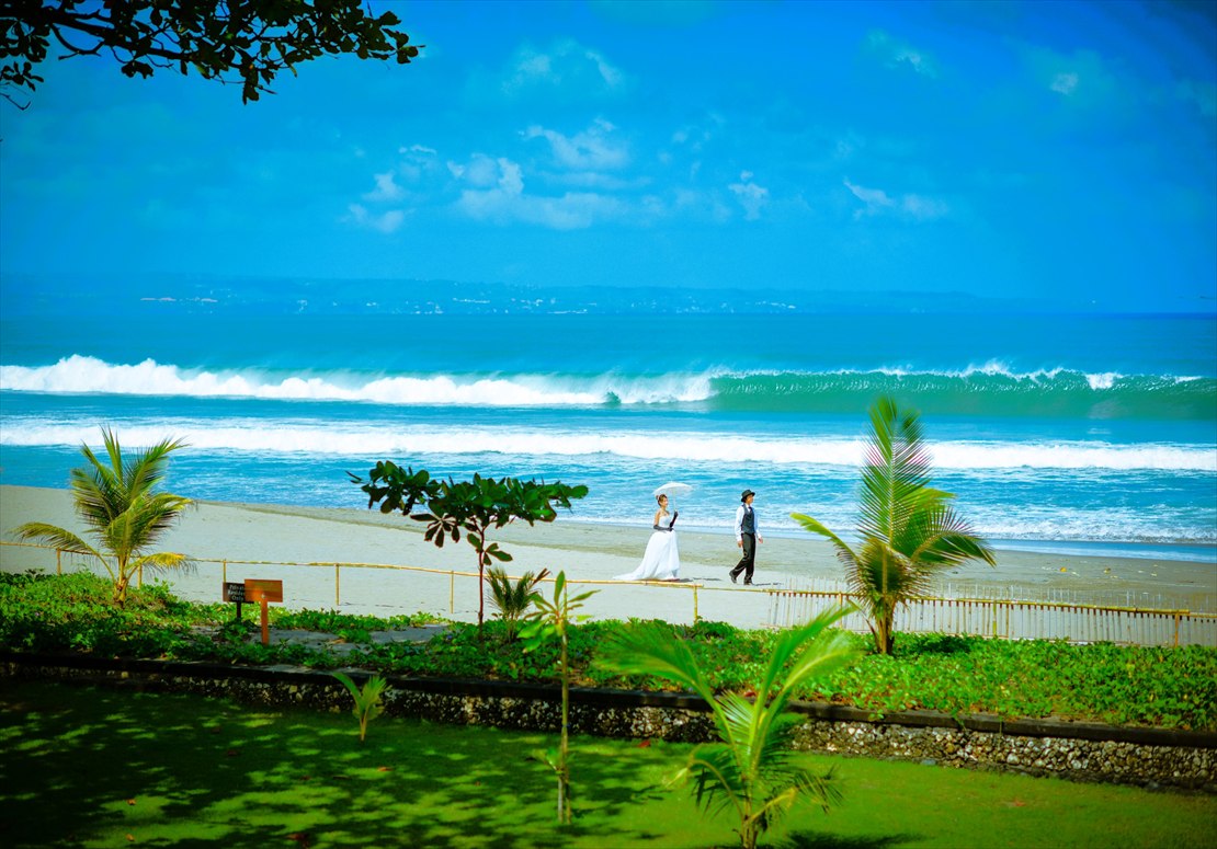 白波が打ちかえすスミニャック・ビーチ