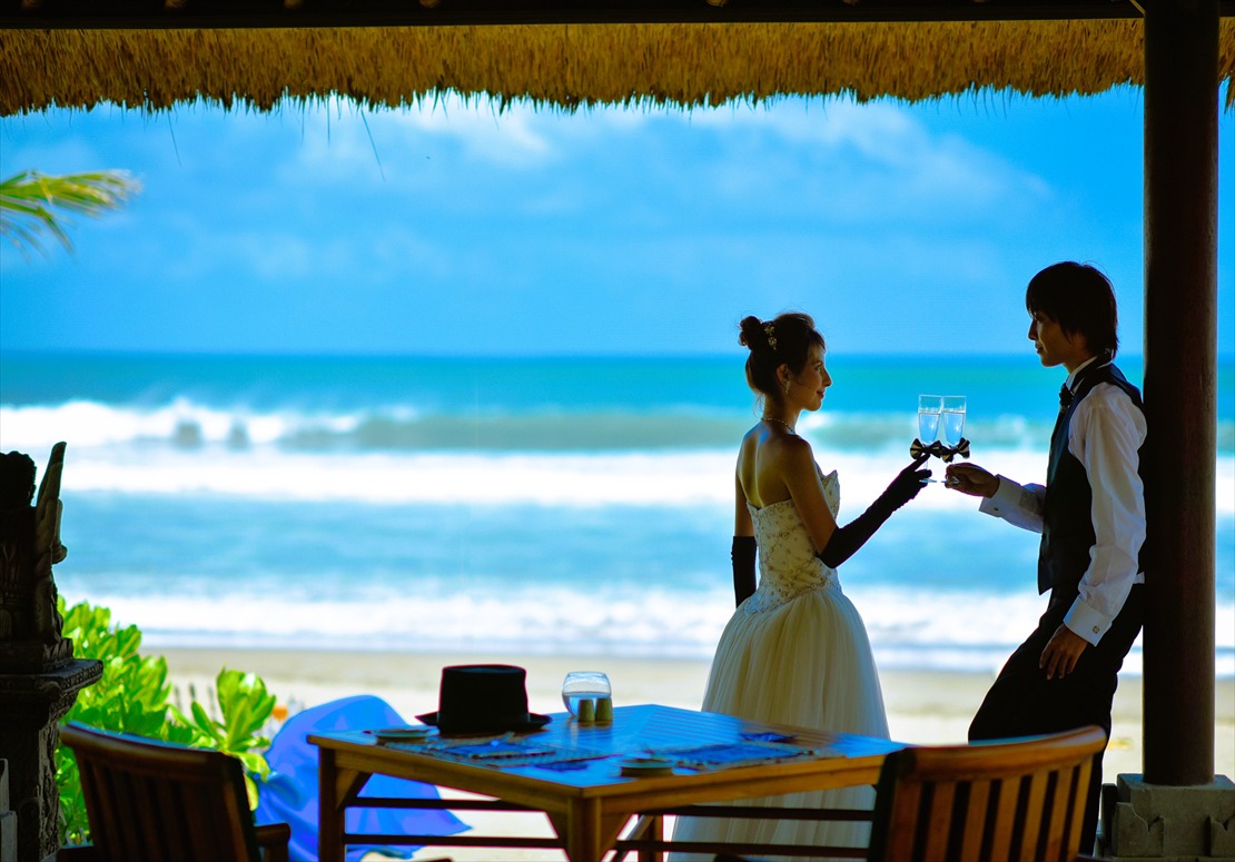 スミニャック・ビーチを望む乾杯シーン