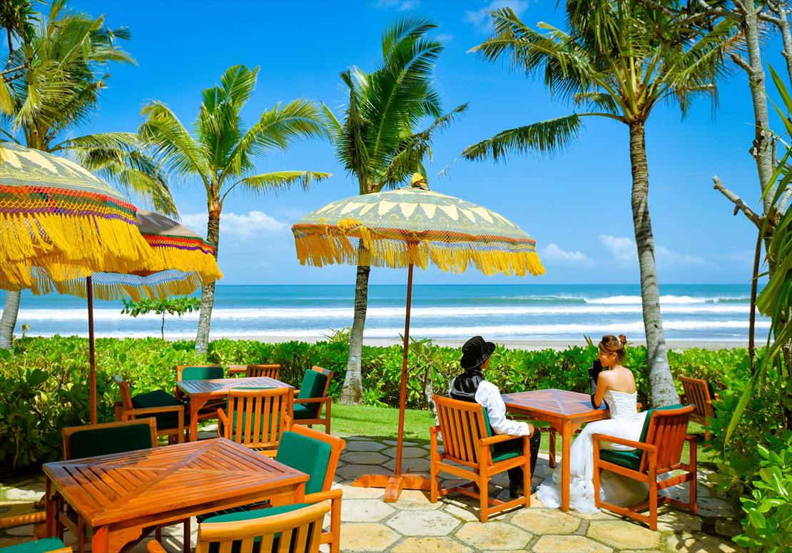 スミニャック・ビーチが広がるレストラン