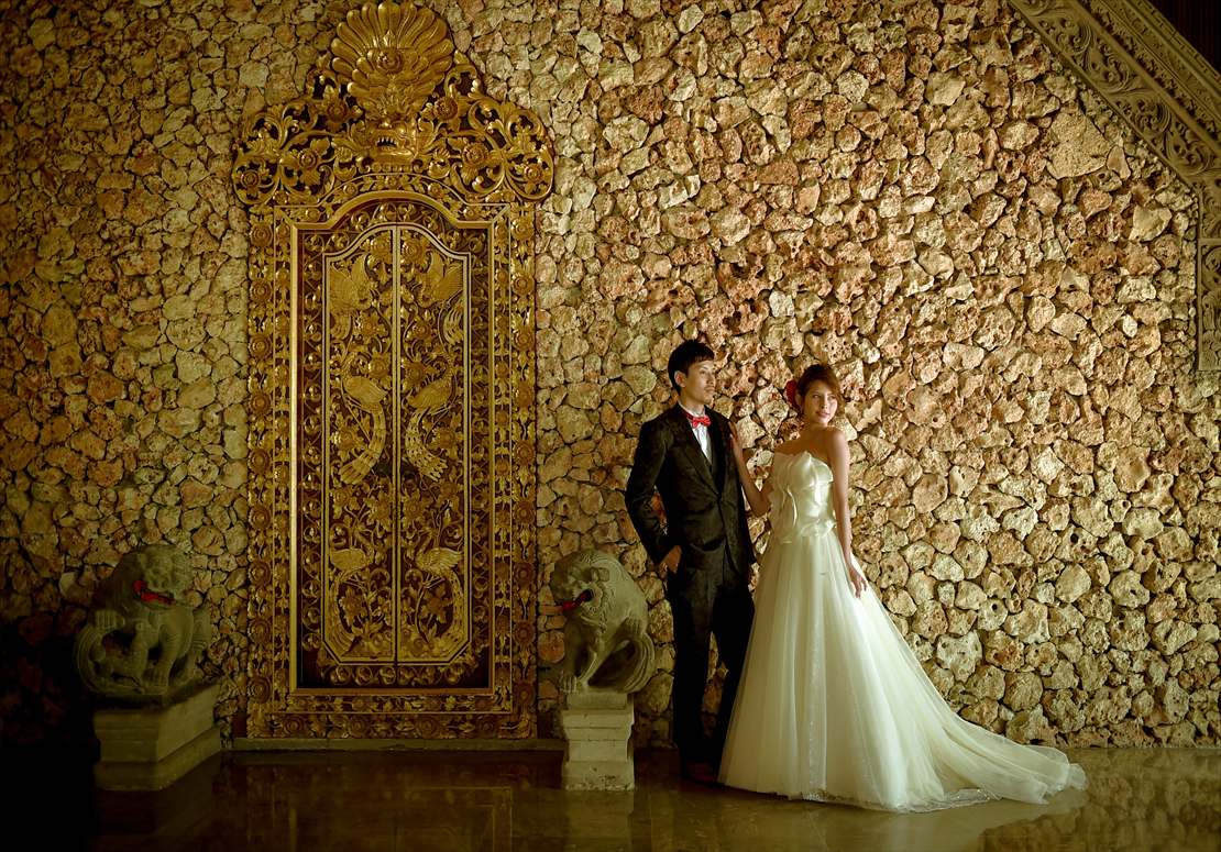 バリらしい石造りの壁のバレ・バンジャール