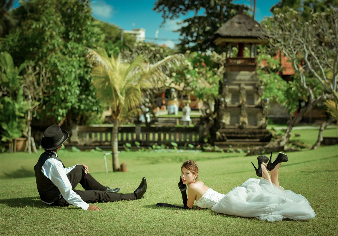 バリ島の石像を望むエントランス・ガーデン