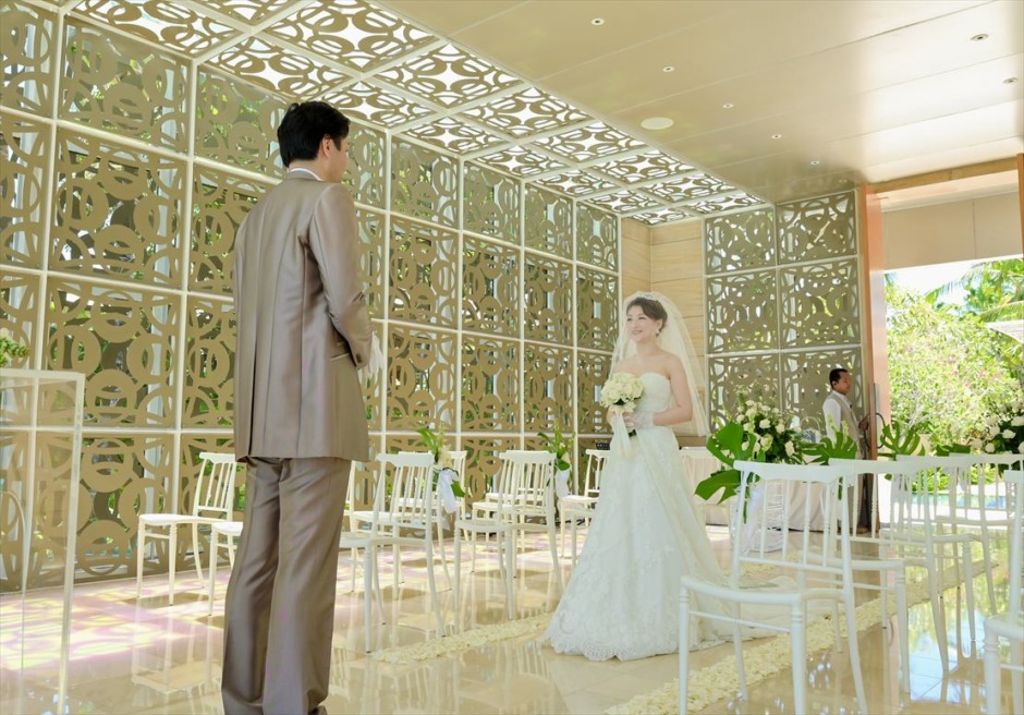 白銀のハーモニー・チャペル内を新婦様ご入場