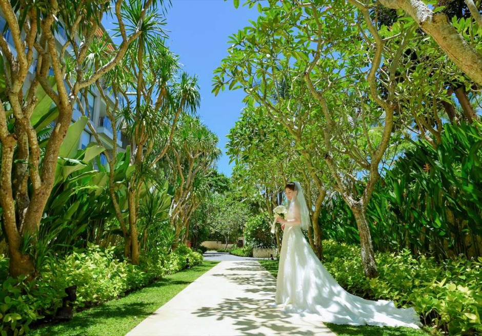 バリ島ウェディング　ガーデンにて新婦様 挙式前撮影