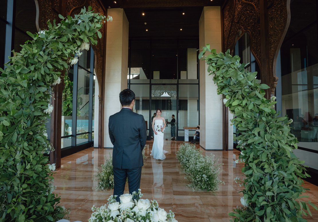 ケンピンスキ・バリ結婚式　生花アーチより新婦様入場を望む