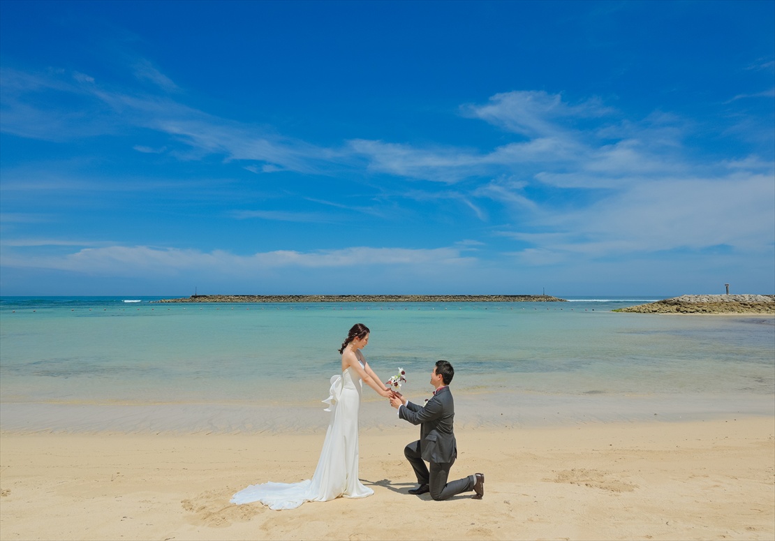 バリ島挙式・結婚式　ビーチにてプロポーズシーン