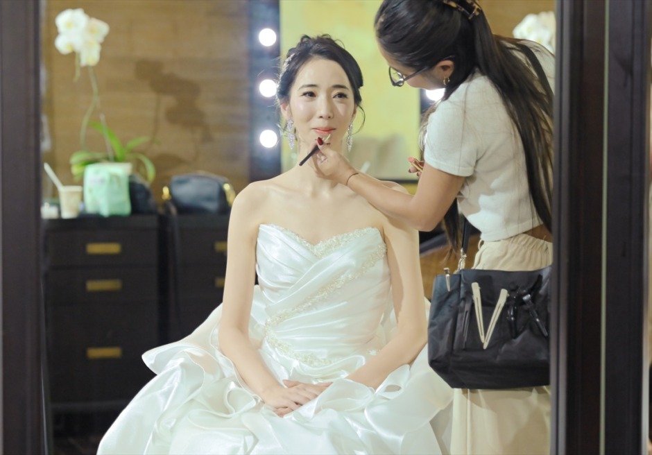ケンピンスキ・バリ挙式　新婦様 お支度部屋ヘアメイク