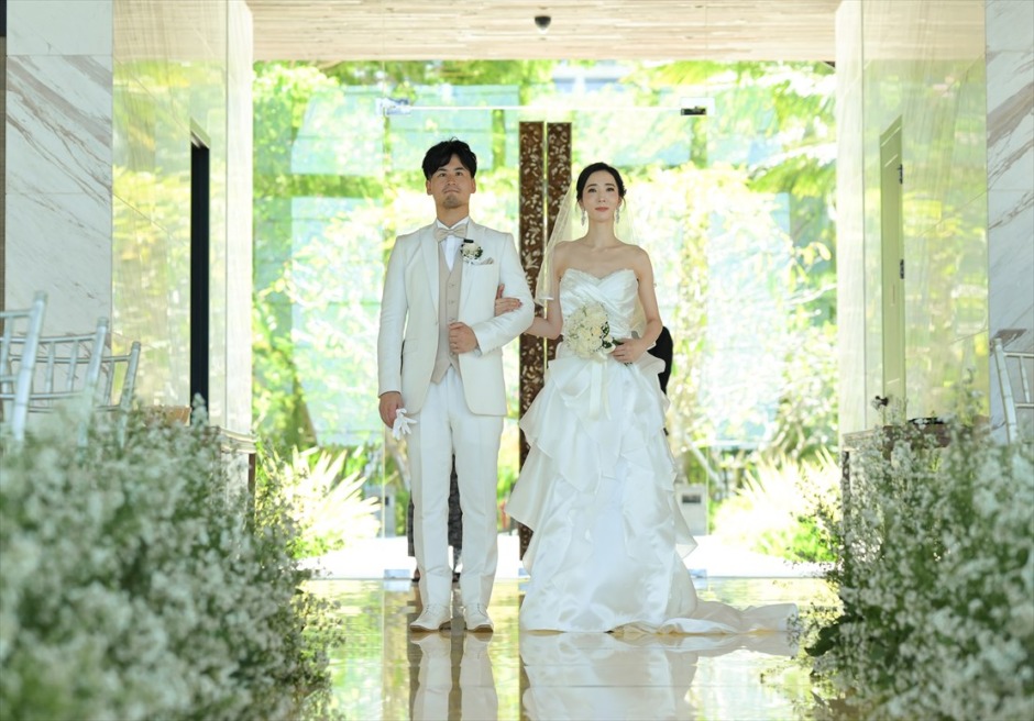 バリ島ウェディング　新郎新婦様チャペル内ご退場