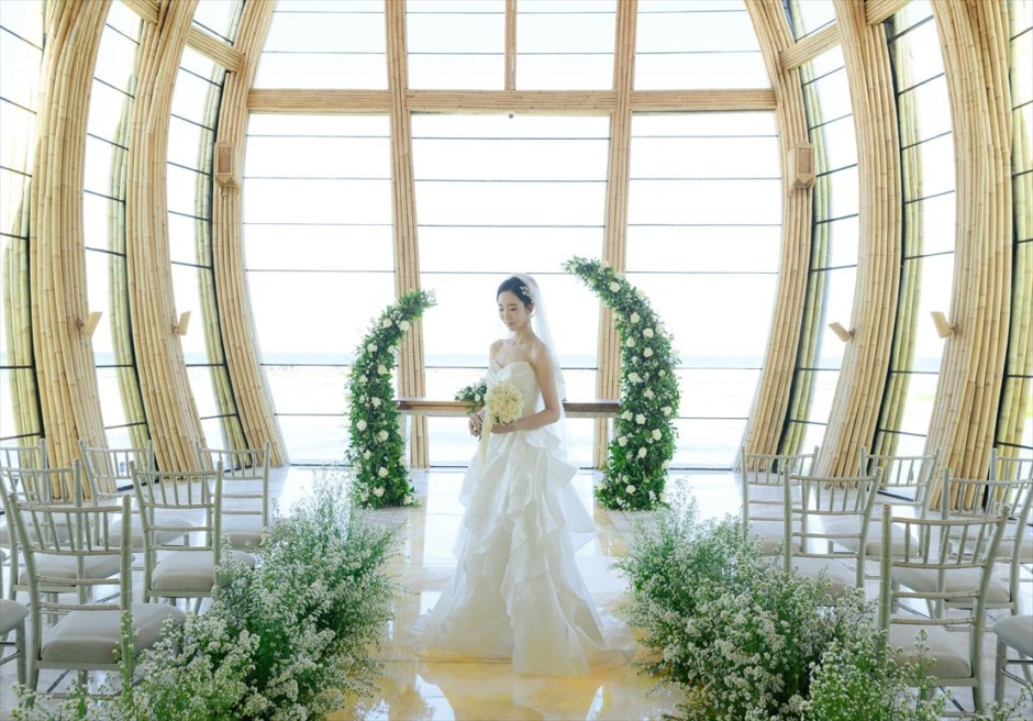 バリ島挙式・結婚式　新婦様 生花アーチ前にて