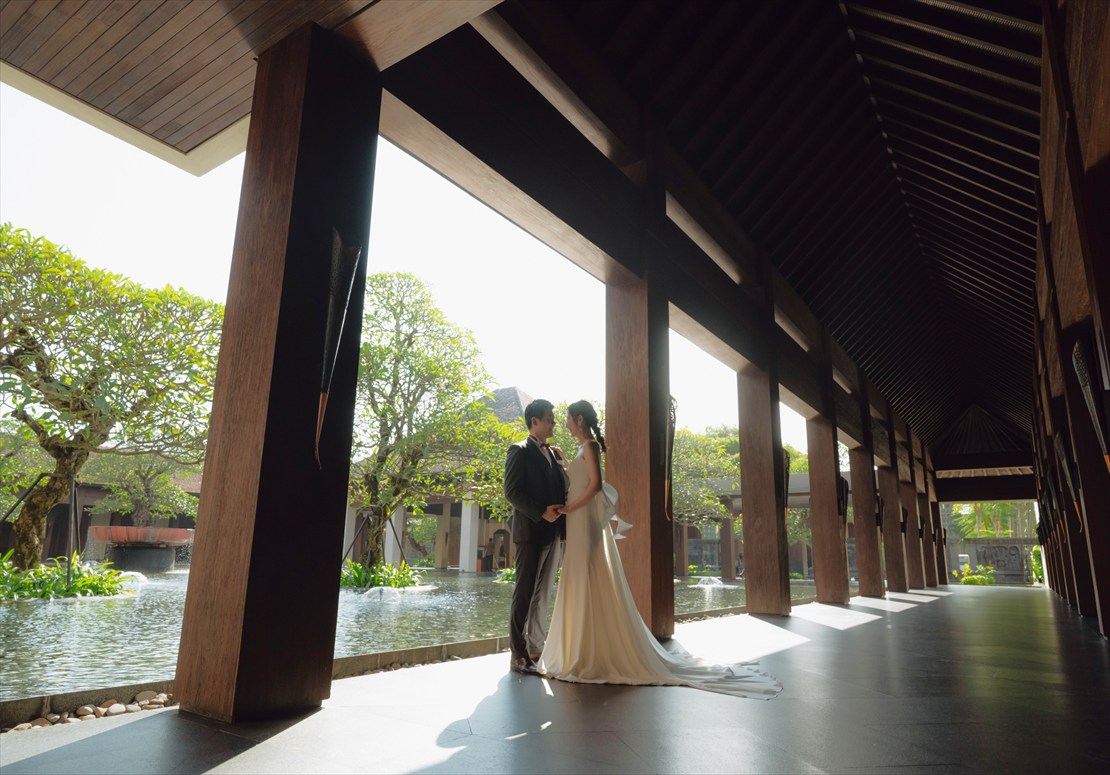 ケンピンスキ・バリ結婚式　陽光が差し込むロビー回廊
