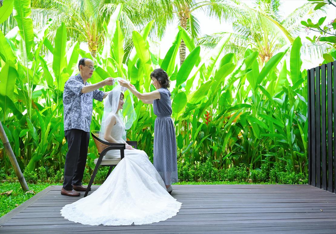 ジ・アプルヴァ・ケンピンスキ・バリ結婚式　新婦様ご両親よりベールダウン