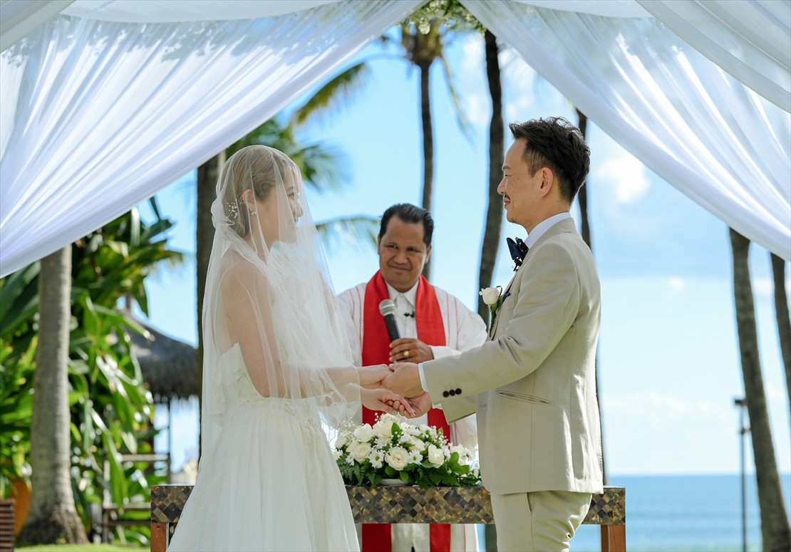 バリ島結婚式　祭壇越しに海が広がる挙式シーン