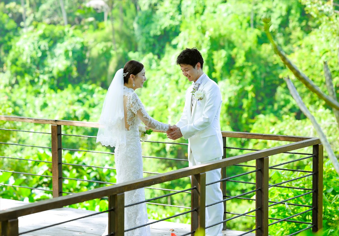 バリ島結婚式　ジャングルを舞台にしたファーストミート