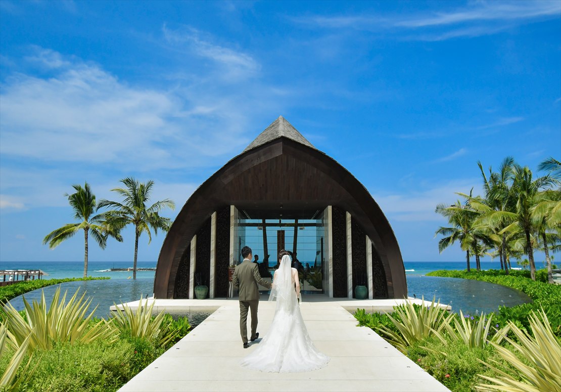 バリ島結婚式　水上のチャペルロードを入場