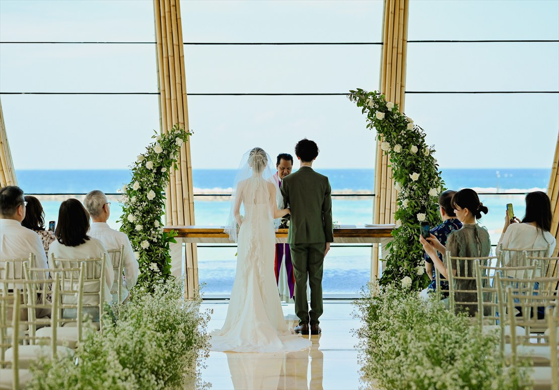 バリ島結婚式　生花ウェディングアーチ 挙式シーン